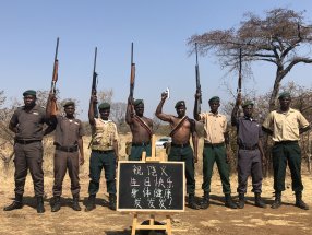 非洲大兵举牌喊话小视频又刷屏了，原来是这么回事！